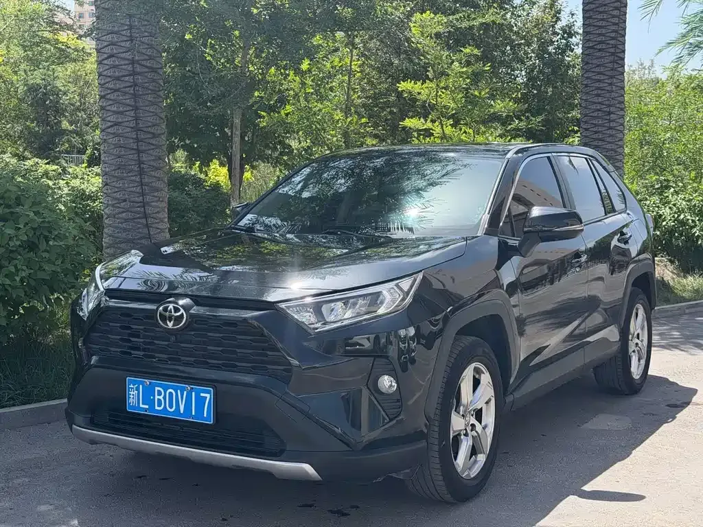 Toyota RAV4 — фото 1