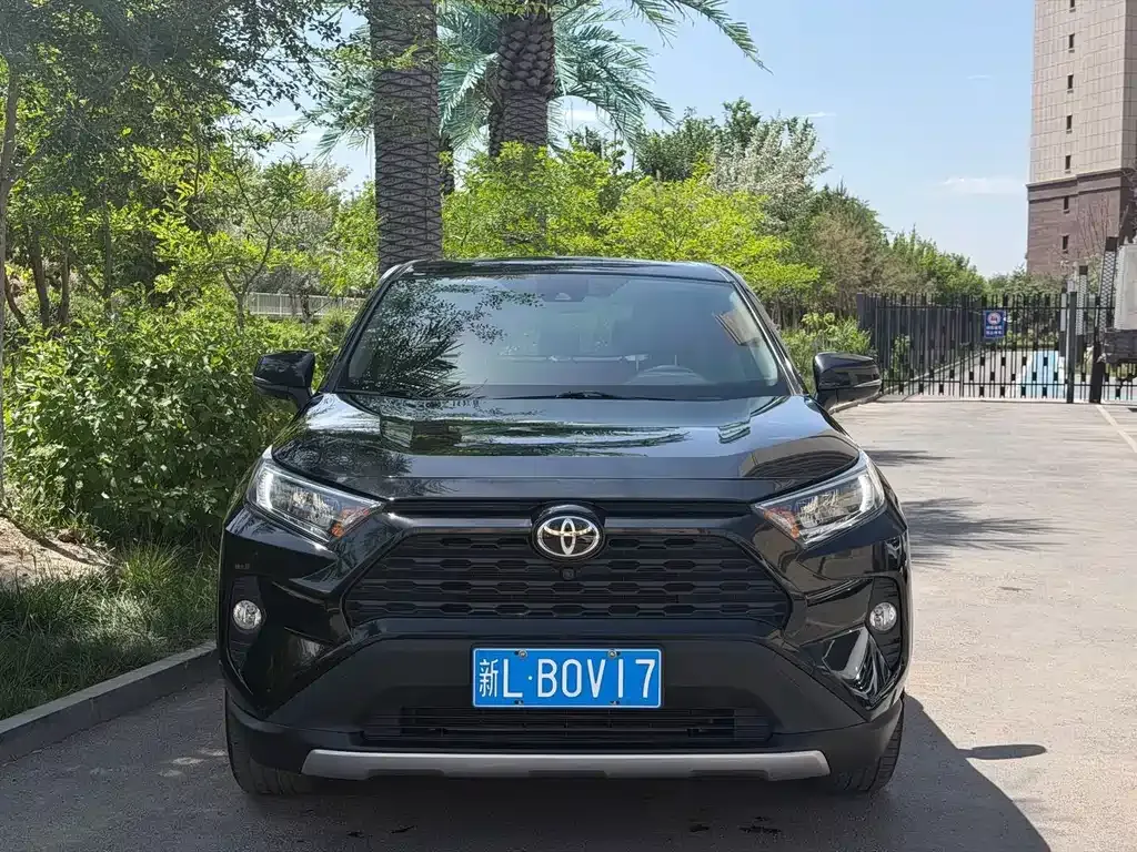 Toyota RAV4 — фото 8