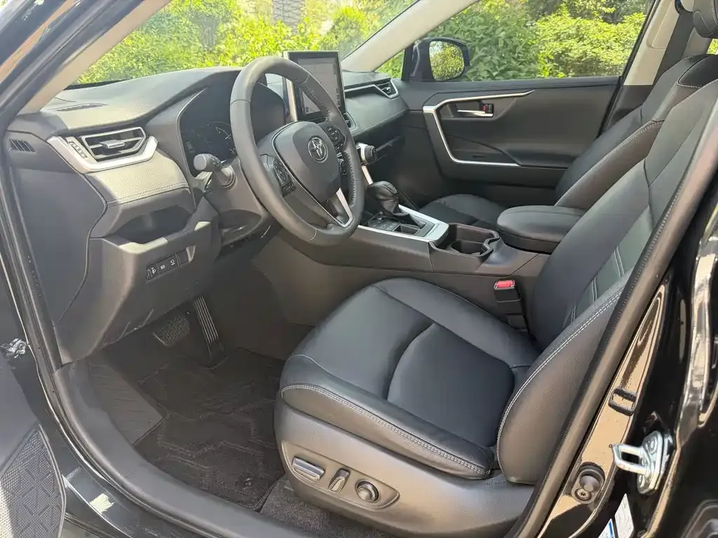 Toyota RAV4 — фото 3