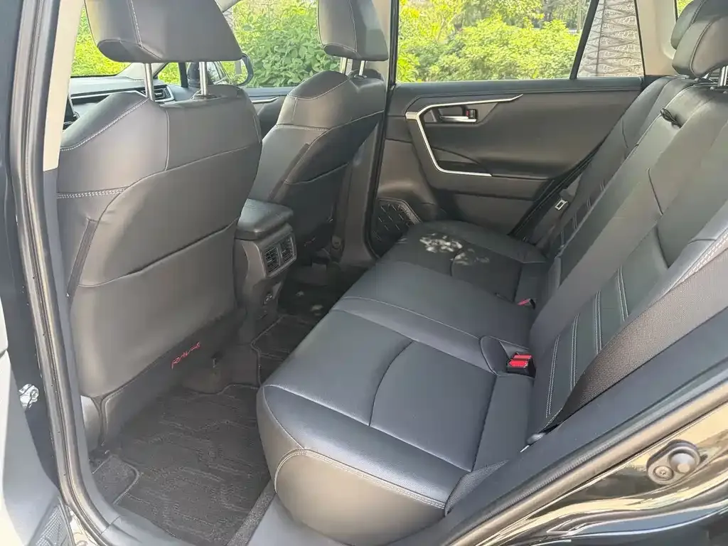 Toyota RAV4 — фото 5
