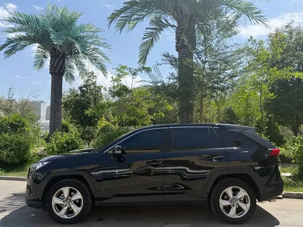 Toyota RAV4 — фото 9
