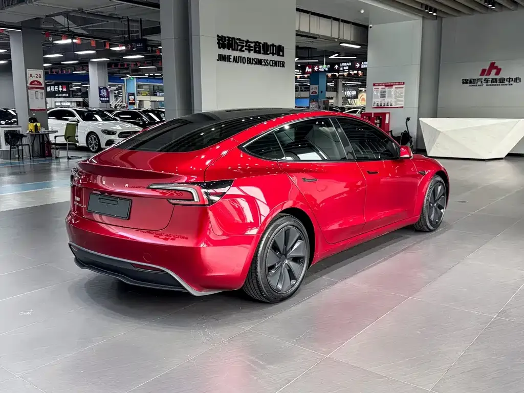 Tesla Model 3 — фото 4
