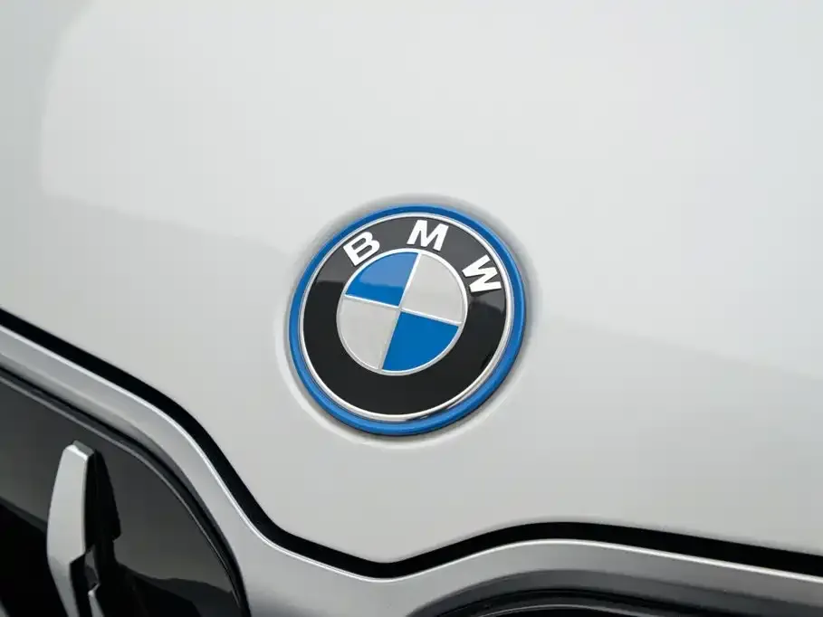 BMW iX1 — фото 10