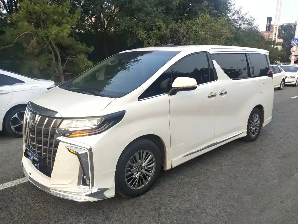 Toyota Vellfire — фото 1