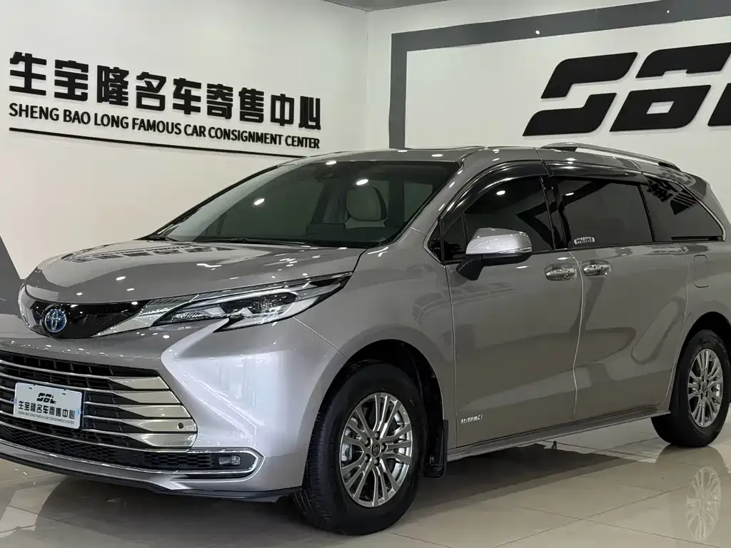Toyota Sienna — фото 1