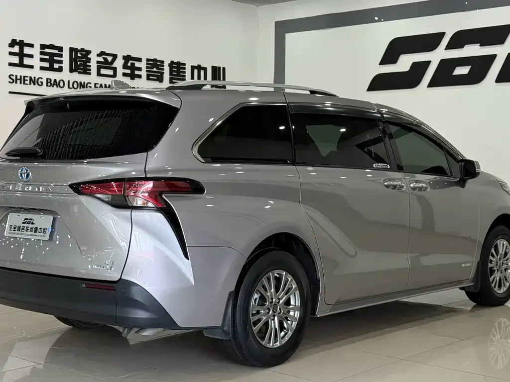 Toyota Sienna — фото 4