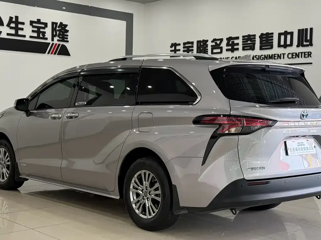 Toyota Sienna — фото 5