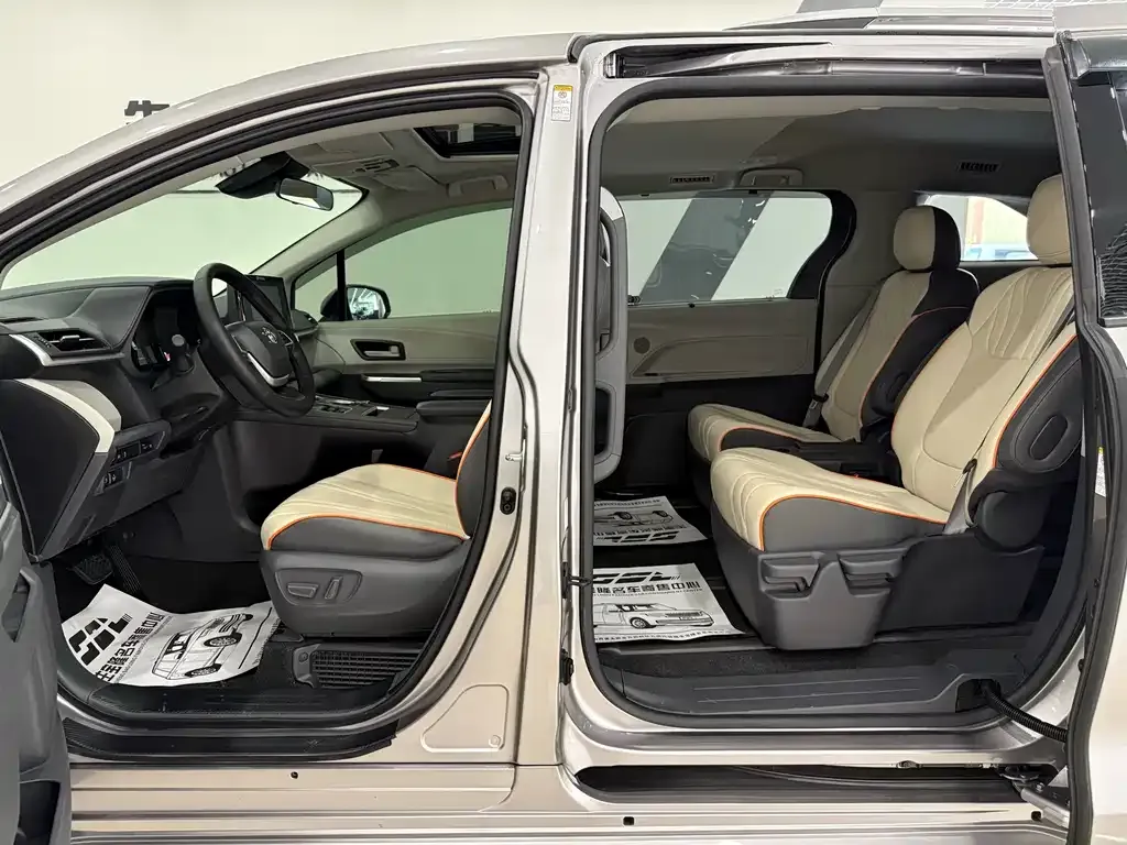 Toyota Sienna — фото 10