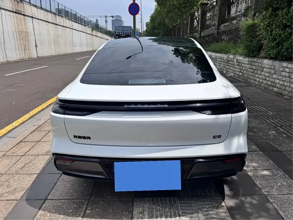 Geely Galaxy E8 — фото 3