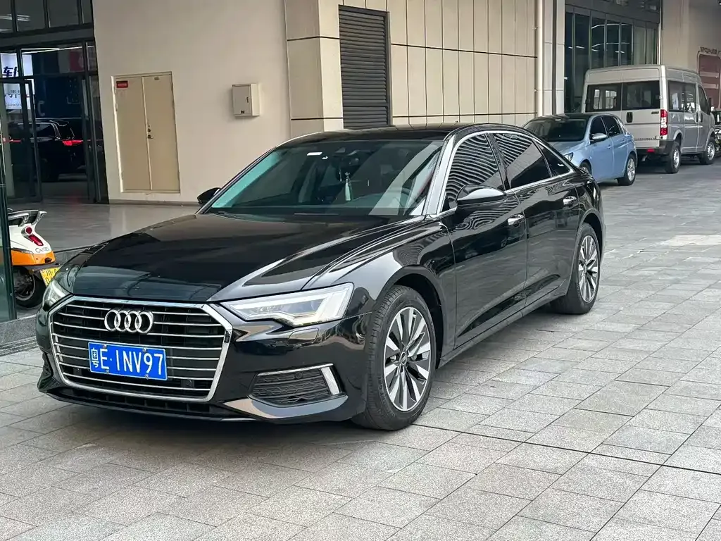 Audi A6L — фото 1