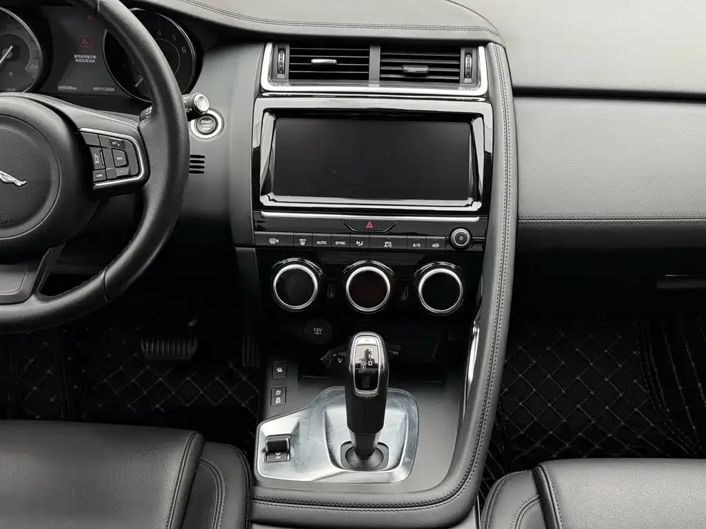 Jaguar E-PACE — фото 10