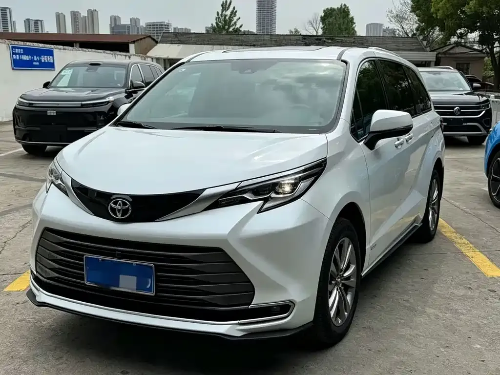 Toyota Sienna — фото 1