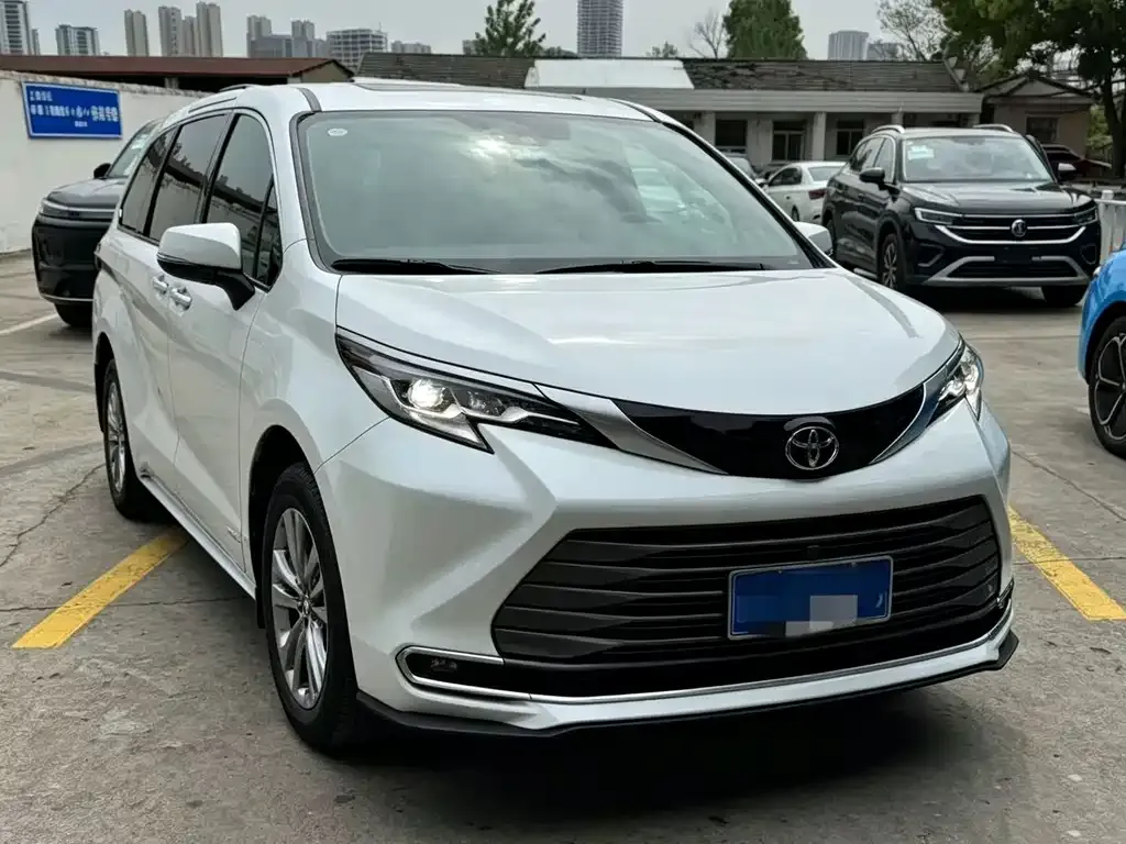 Toyota Sienna — фото 3