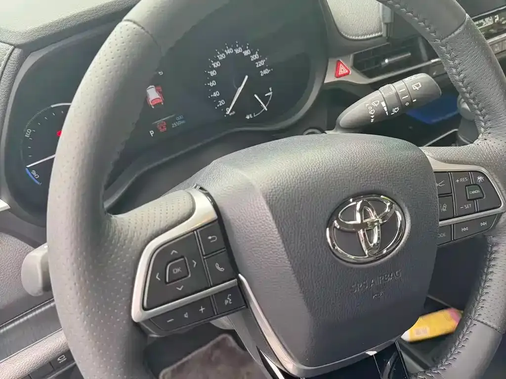 Toyota Sienna — фото 5