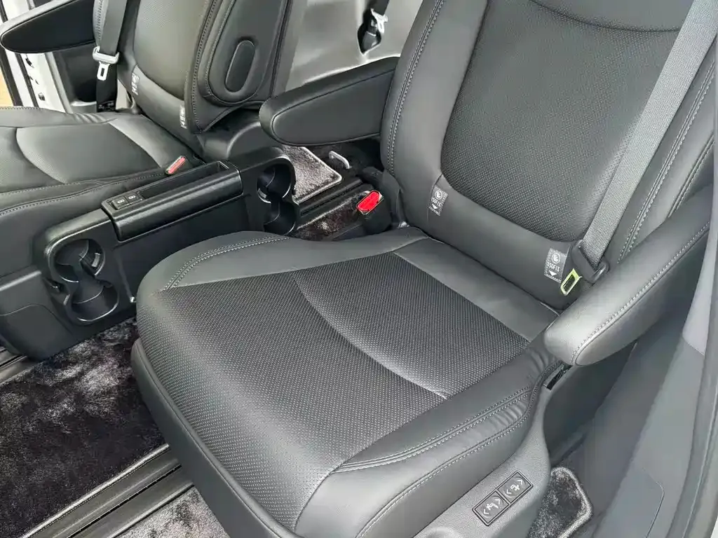 Toyota Sienna — фото 9
