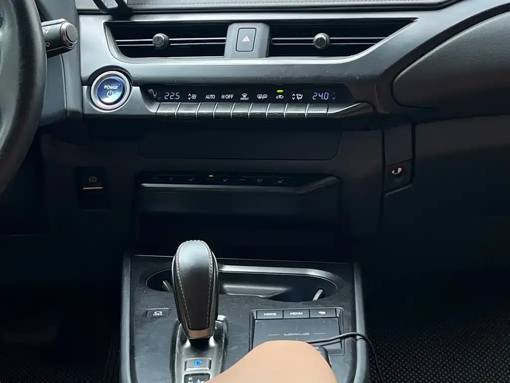 Lexus UX New Energy — фото 7