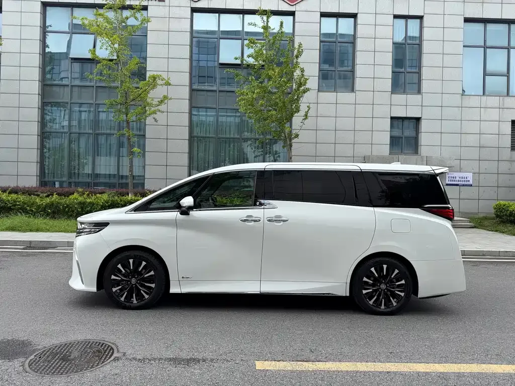 Toyota Alphard — фото 9