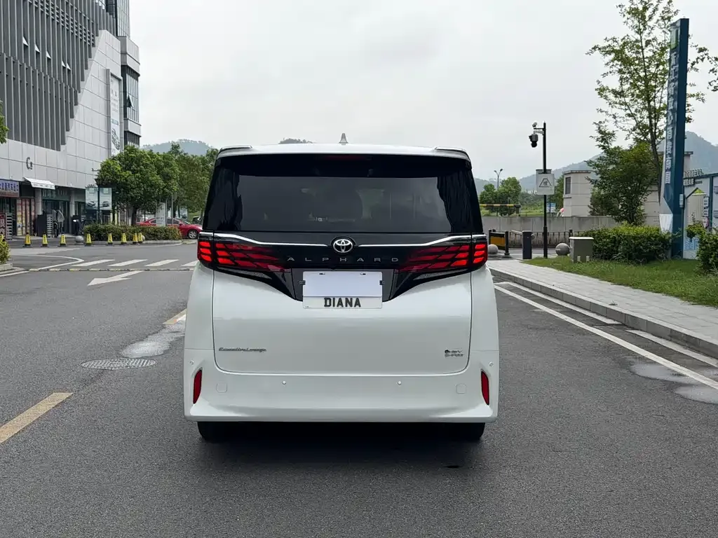 Toyota Alphard — фото 3