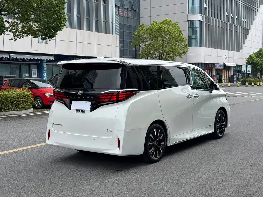 Toyota Alphard — фото 8