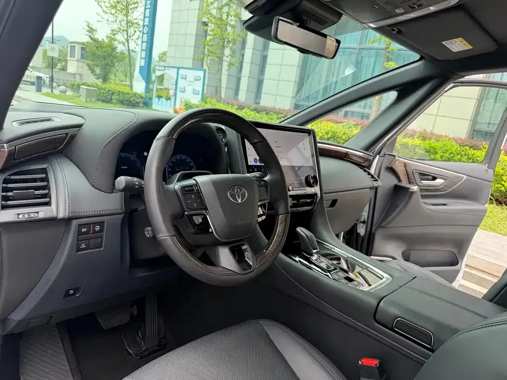 Toyota Alphard — фото 4