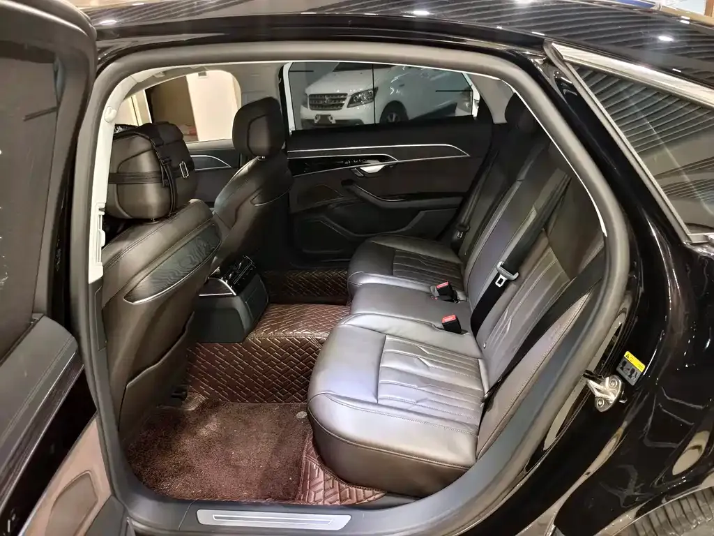 Audi A8 — фото 6