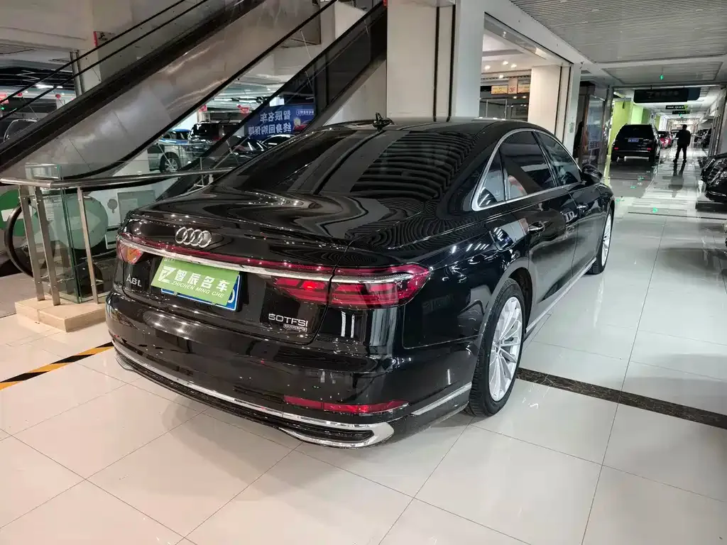 Audi A8 — фото 7