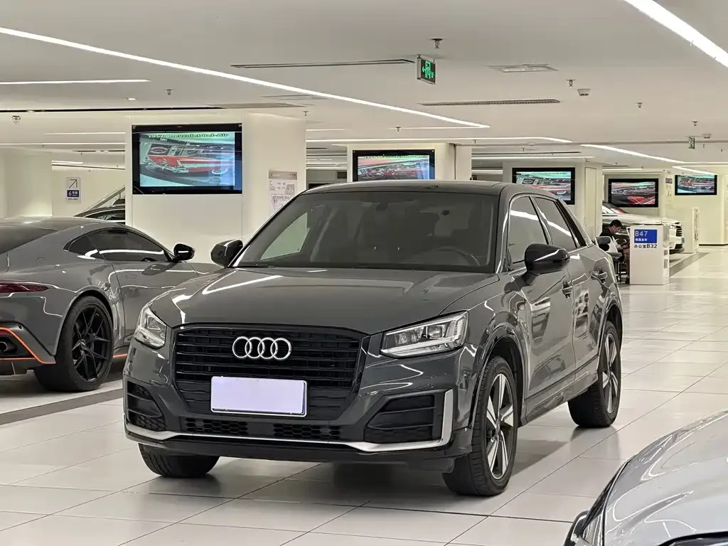 Audi Q2L — фото 1