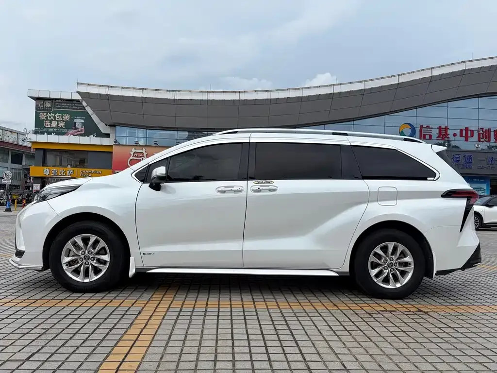 Toyota Granvia — фото 4