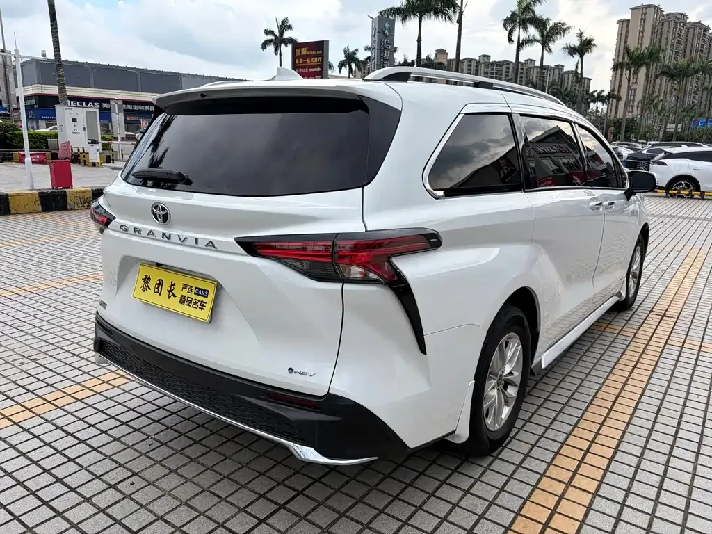 Toyota Granvia — фото 6