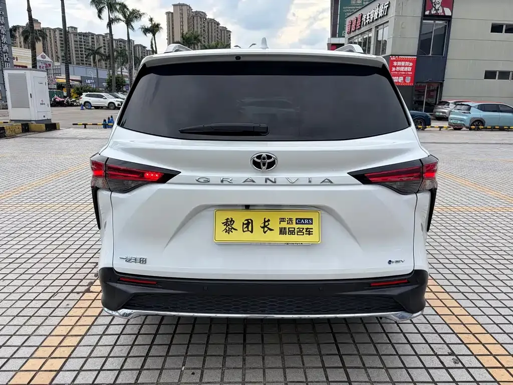 Toyota Granvia — фото 2