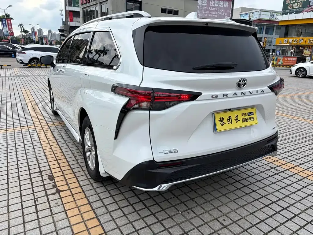 Toyota Granvia — фото 9