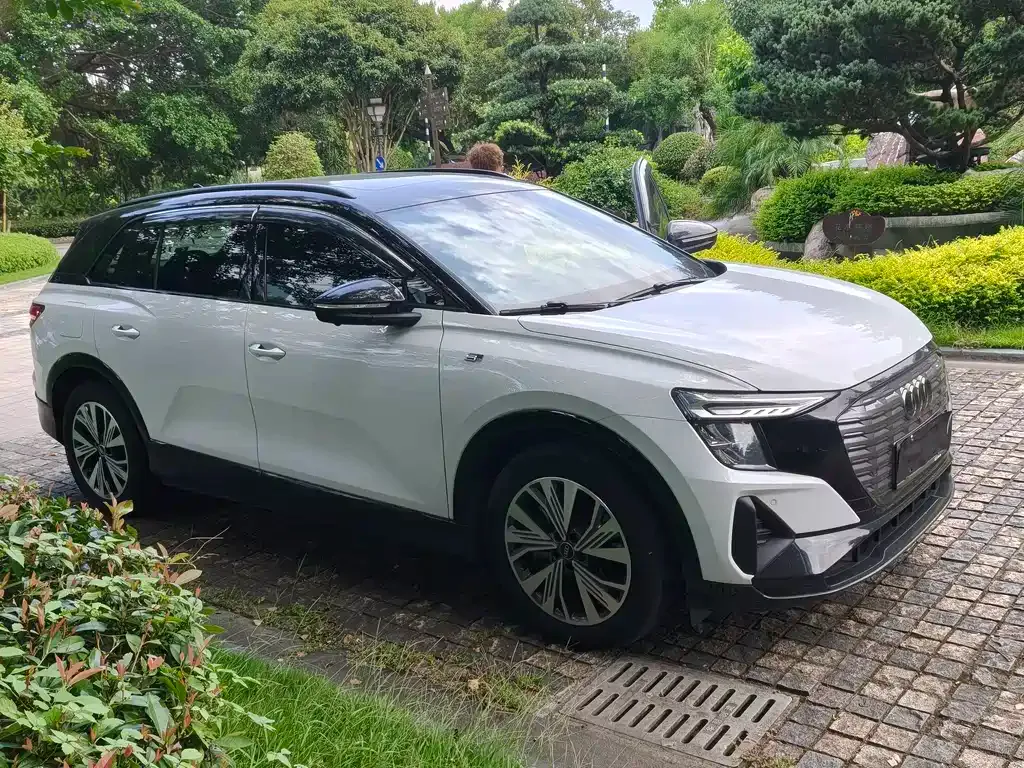 Audi Q5 e-tron — фото 1