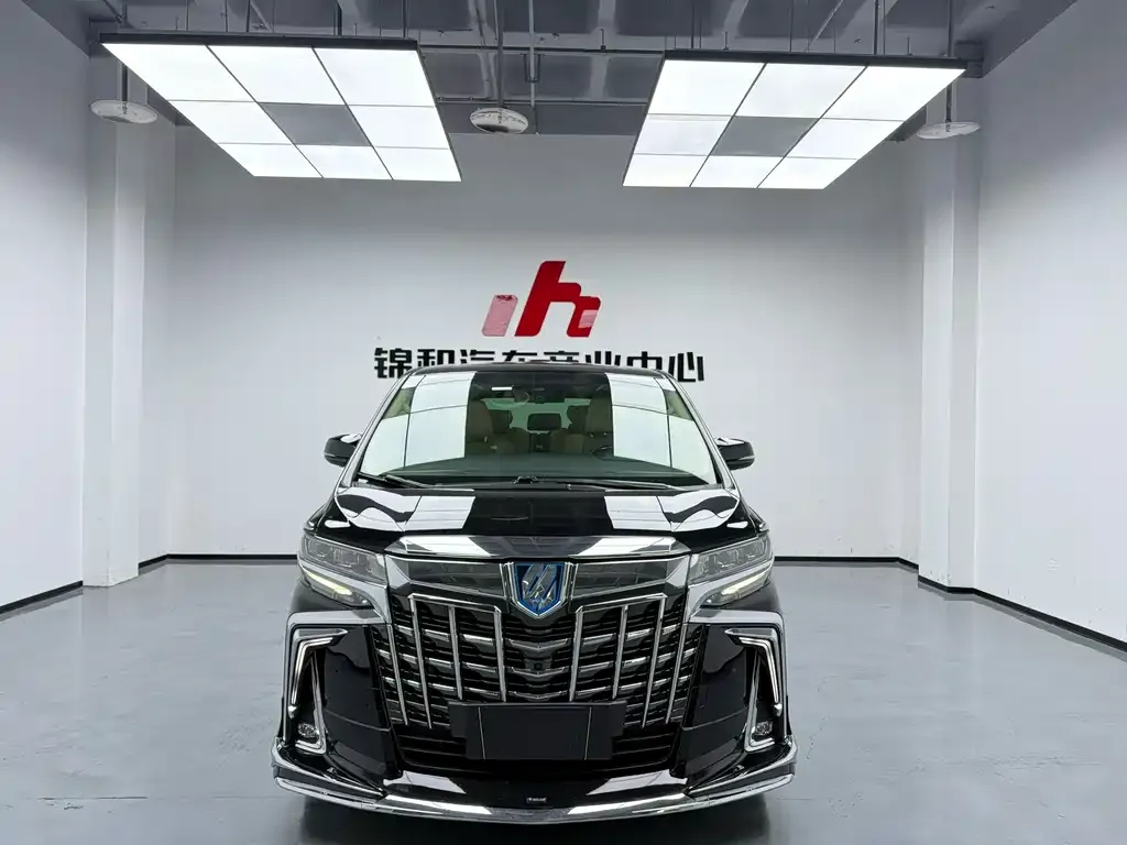Toyota Alphard — фото 1