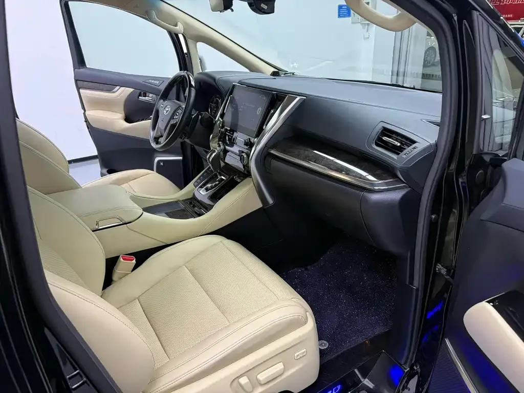 Toyota Alphard — фото 5