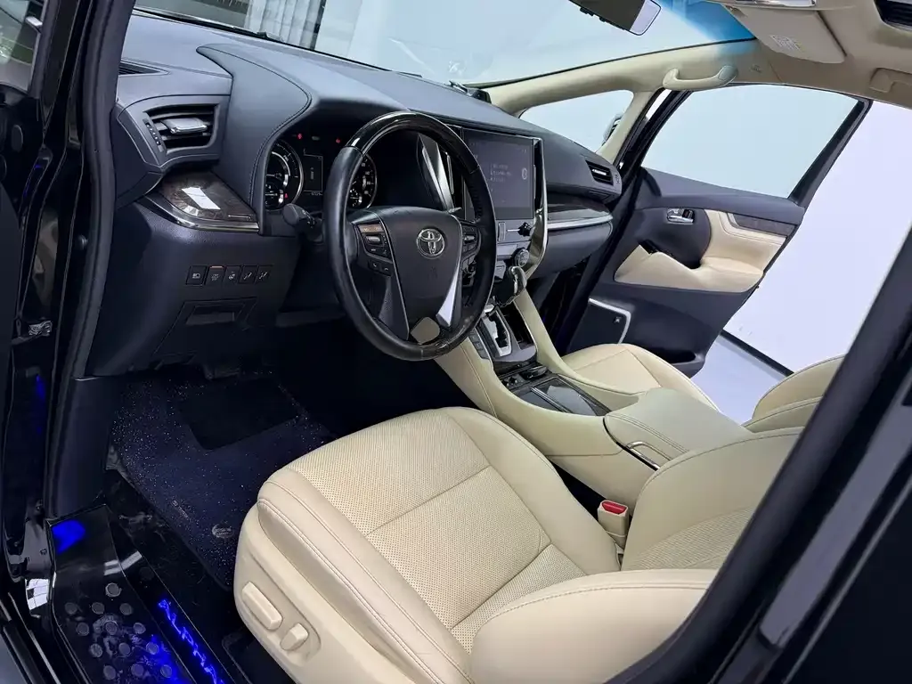 Toyota Alphard — фото 3