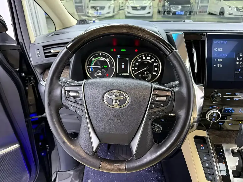 Toyota Alphard — фото 8