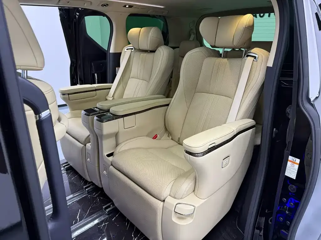 Toyota Alphard — фото 7