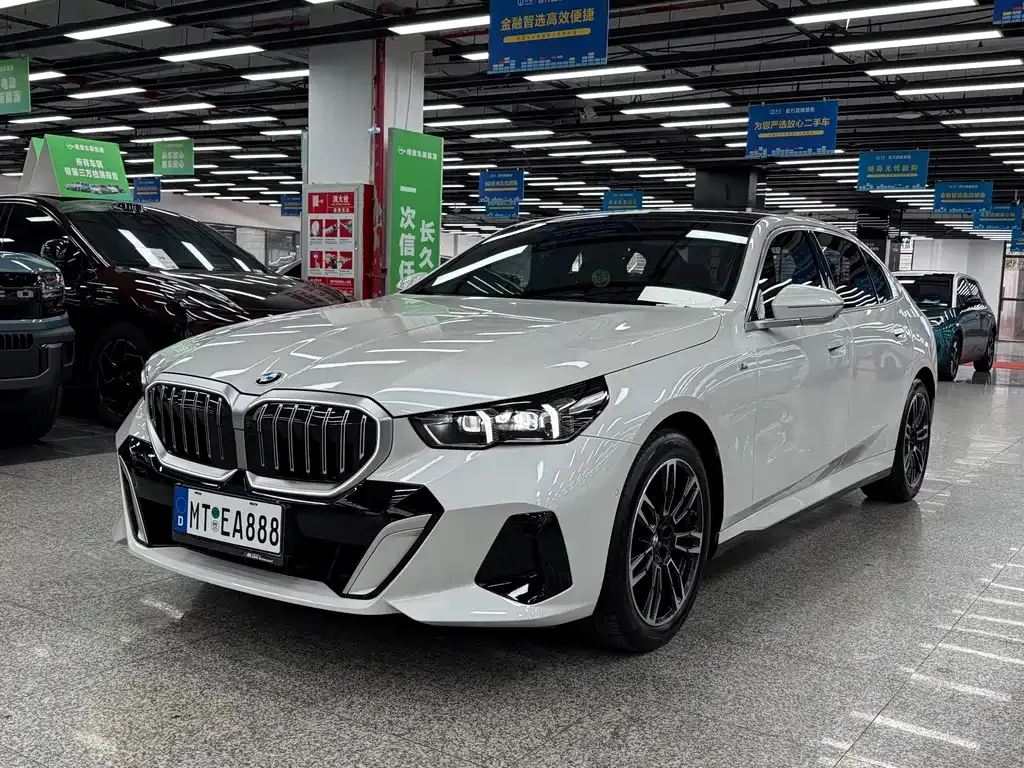 BMW 5 Series — фото 1