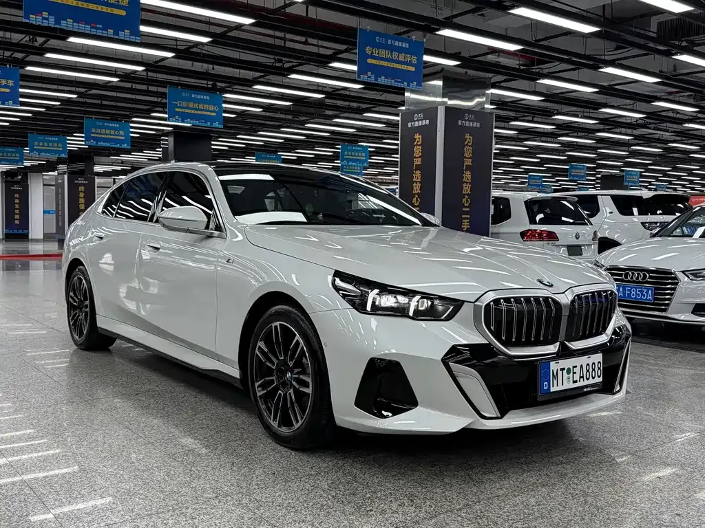 BMW 5 Series — фото 10