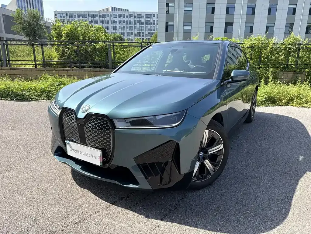 BMW iX — фото 1