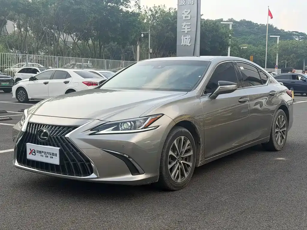 Lexus ES — фото 1