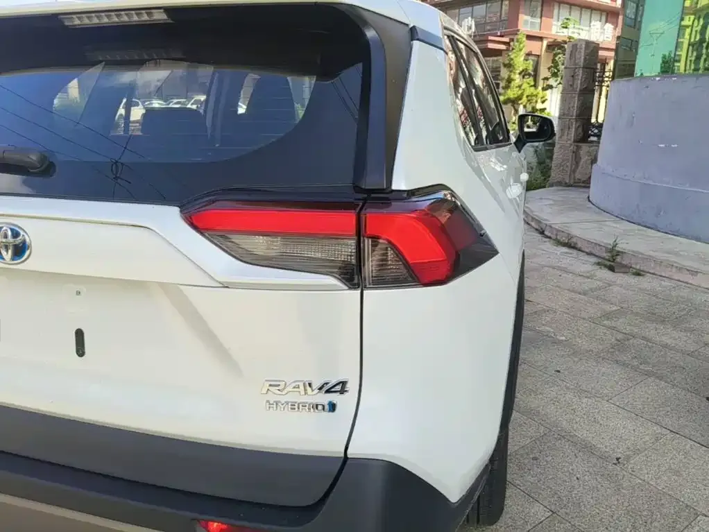 Toyota RAV4 — фото 9