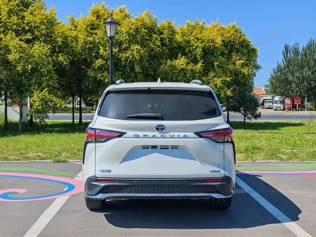 Toyota Granvia — фото 4