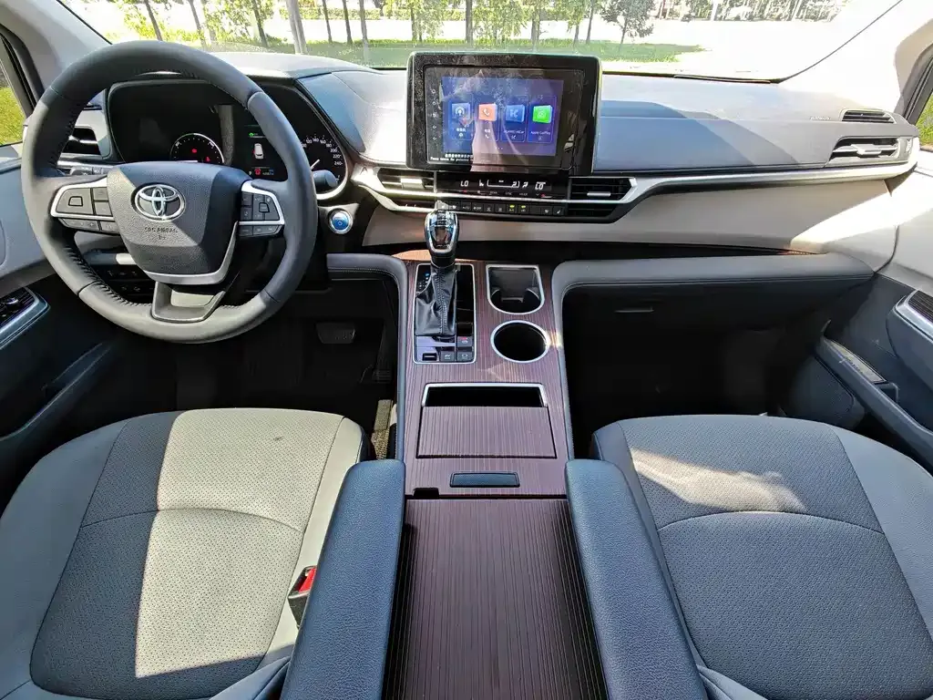 Toyota Granvia — фото 2