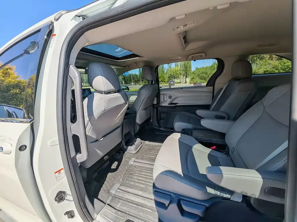 Toyota Granvia — фото 6