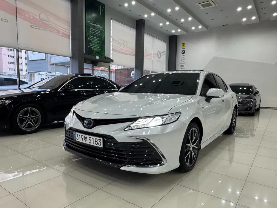 Toyota Camry — фото 1