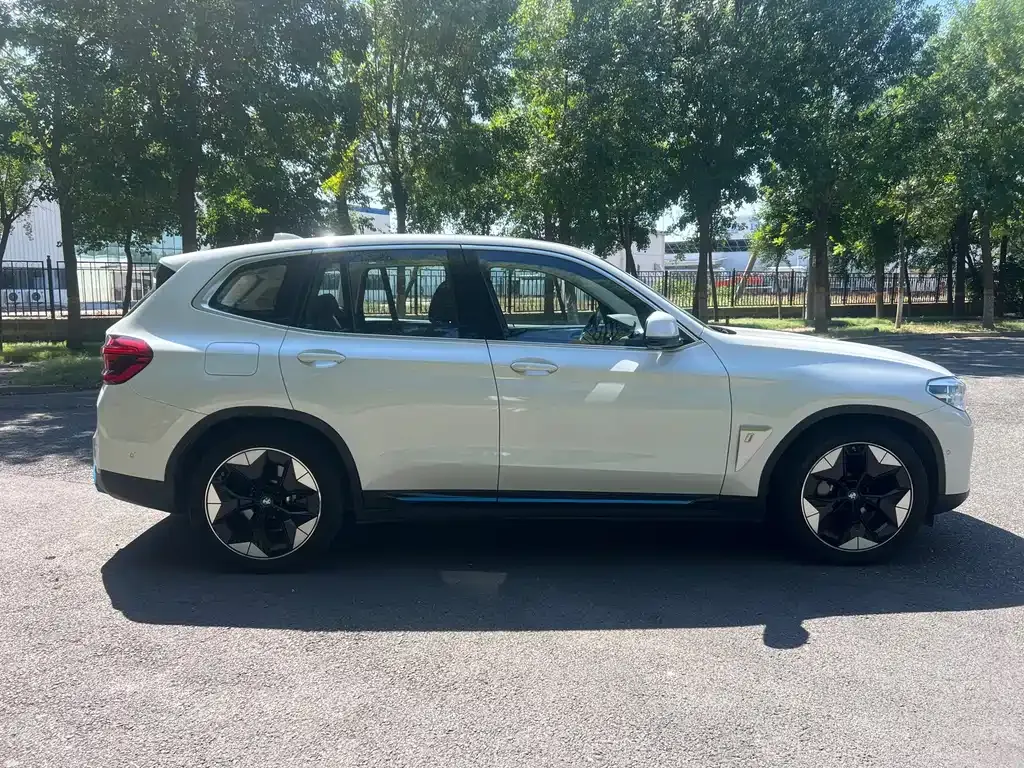 BMW iX3 — фото 10