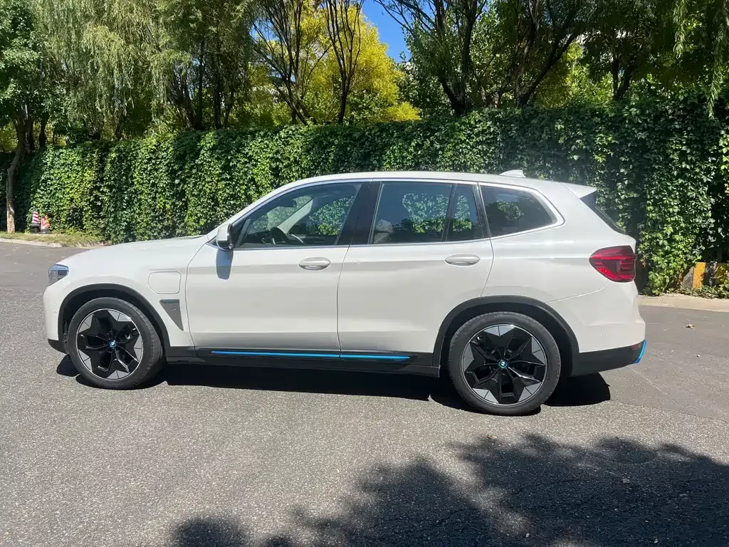 BMW iX3 — фото 9