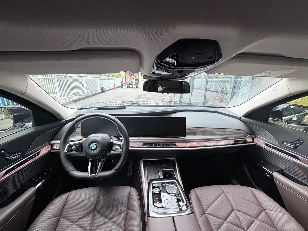 BMW i7 — фото 2