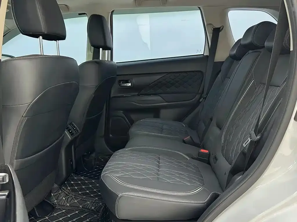 Mitsubishi Outlander — фото 10